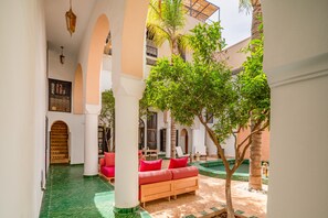 Deluxe Triple Room, Pool View | Living area