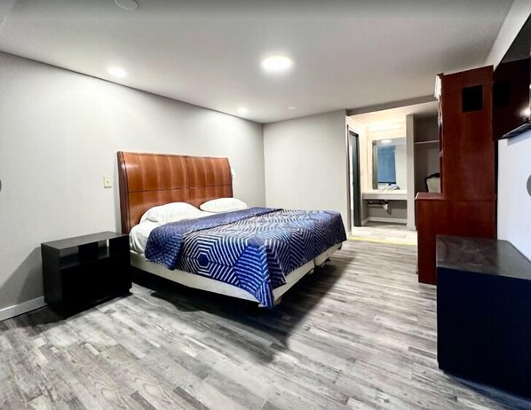 Escritorio, espacio para trabajar con laptop y wifi gratis