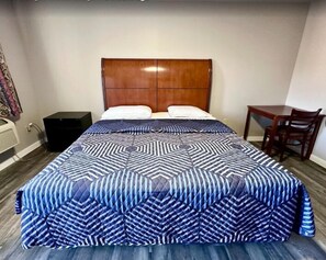 Deluxe Single Room | Desk, laptop workspace, free WiFi - Three Judges Motel (New Haven)