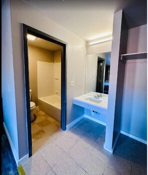 Deluxe Single Room | Bathroom | Combined shower/tub, towels, soap, toilet paper