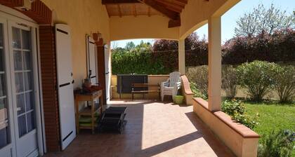 Villa climatisée avec piscine à la campagne.