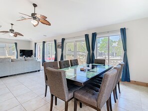 Dining - Charming home right off the main river. short paddle to hospital hole. (Spring Hill)