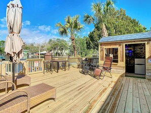 Outdoor dining - Charming home right off the main river. short paddle to hospital hole. (Spring Hill)