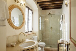 Phòng đôi phong cách cổ điển, 1 phòng ngủ, quang cảnh vườn | Phòng tắm | Máy sấy tóc, khăn tắm, xà phòng, dầu gội