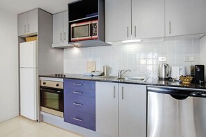 Réfrigérateur, micro-ondes, four, plaque de cuisson
