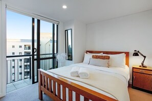 2 bedrooms, desk, iron/ironing board, WiFi