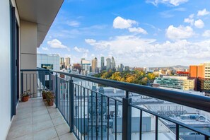 Unclassified image, 5 of 27, button - Cityscape Delight with Skyline View | Free Parking (Auckland CBD)