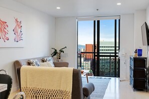 TV - Cityscape Delight with Skyline View | Free Parking (Auckland CBD)