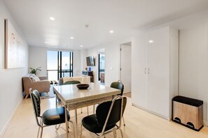 Dining - Cityscape Delight with Skyline View | Free Parking (Auckland CBD)