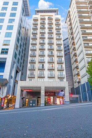 Exterior - Cityscape Delight with Skyline View | Free Parking (Auckland CBD)