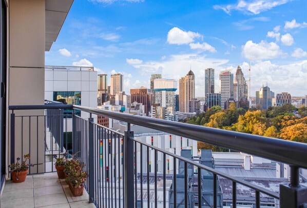 Property grounds - Cityscape Delight with Skyline View | Free Parking (Auckland CBD)