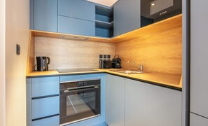 Tủ lạnh, lò vi sóng, bếp nấu, máy rửa bát 