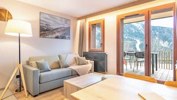 Appartement 2 pièces 4 personnes | Living area | 50-cm flat-screen TV with cable channels