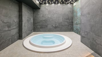 Indoor spa tub