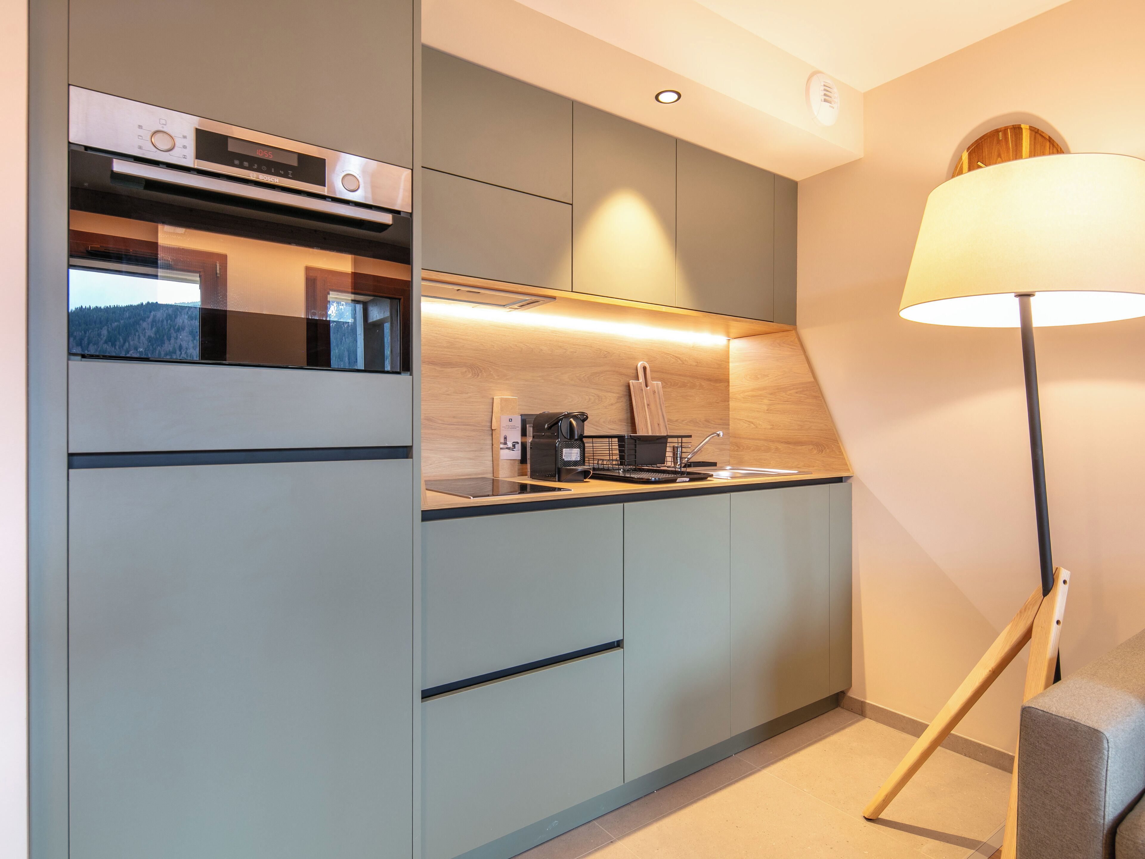 Une cuisine moderne dotée d’appareils électroménagers intégrés, d’un évier et d’un plan de travail.