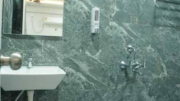 Standard Room | Bathroom | Shower, towels, toilet paper