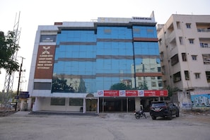 Vista frontal de la propiedad