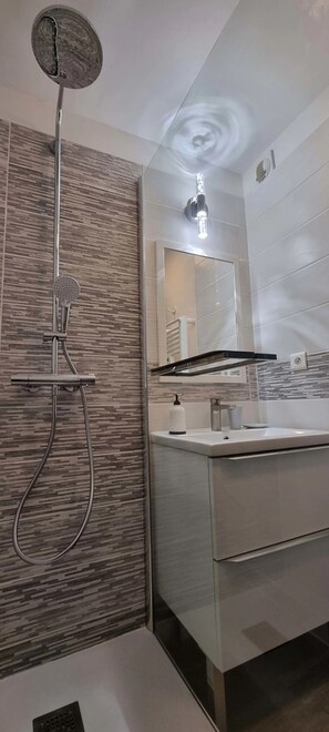 Apartment, Patio, Sea View | Bathroom - Location Vacances Finistère Sud (La Forêt-Fouesnant)