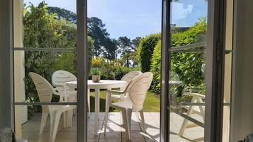 Huoneisto, patio, merinäköala | Terassi/patio