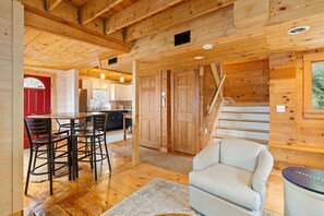 Smart TV, fireplace - Pirate's Den on the Wharf (Spruce Head)