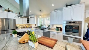 雪櫃、微波爐、焗爐、爐具