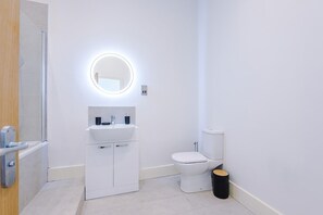 Hair dryer, towels - Charming 2 bed in York - Sleeps 6 (York)