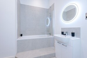 Hair dryer, towels - Charming 2 bed in York - Sleeps 6 (York)