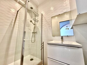 Dusche, Haartrockner, Handtücher