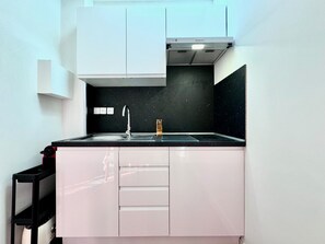冷蔵庫、電子レンジ、コンロ、コーヒー / ティーメーカー