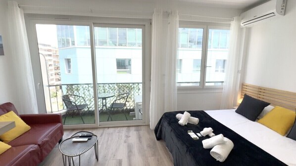 Iron/ironing board, free WiFi, bed sheets
