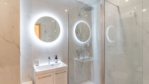 Dusche, Haartrockner, Handtücher