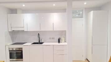 Microondas, horno, placa de cocina y lavavajillas