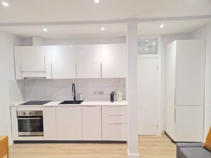 Mikrowelle, Ofen, Herdplatte, Geschirrspüler