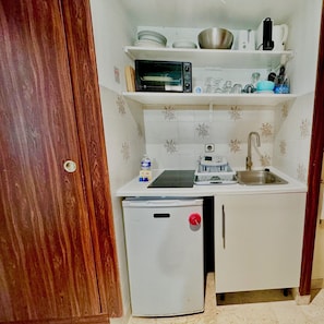 Fridge, oven, coffee/tea maker, electric kettle