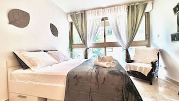 Iron/ironing board, free WiFi, bed sheets