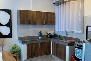 Réfrigérateur, micro-ondes, four, bouilloire électrique