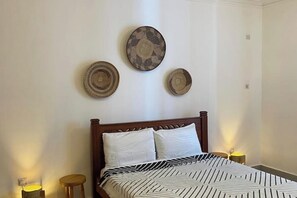 3 bedrooms, desk, iron/ironing board, free WiFi