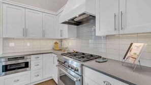 Køleskab, mikrobølgeovn, ovn, kogeplade