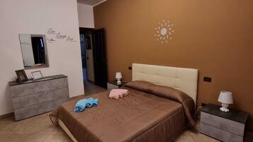 2 Schlafzimmer, Schreibtisch, Bügeleisen/Bügelbrett, kostenloses WLAN