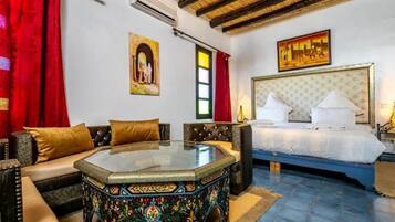 9 bedrooms, travel crib, WiFi, bed sheets