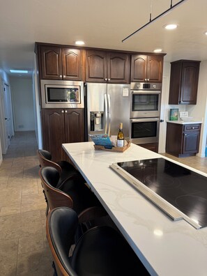 冰箱、微波炉、烤箱、炉灶