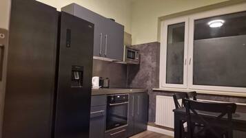 Classic Apartment, 3 Bedrooms, Kitchen | Private kitchen | Electric kettle, toaster