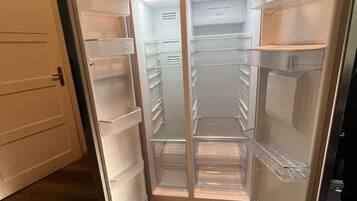 Classic Apartment, 3 Bedrooms, Kitchen | Private kitchen | Electric kettle, toaster
