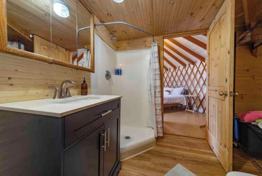 Sèche-cheveux, serviettes fournies, savon, shampoing