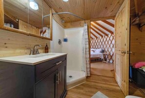 Een haardroger, handdoeken, zeep, shampoo