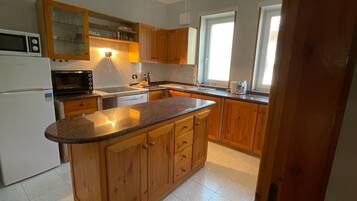 Villa (2 Bedrooms) | Cuisine privée | Four, plaque de cuisson, lave-vaisselle, machine à expresso