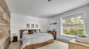 5 bedrooms, iron/ironing board, WiFi, bed sheets