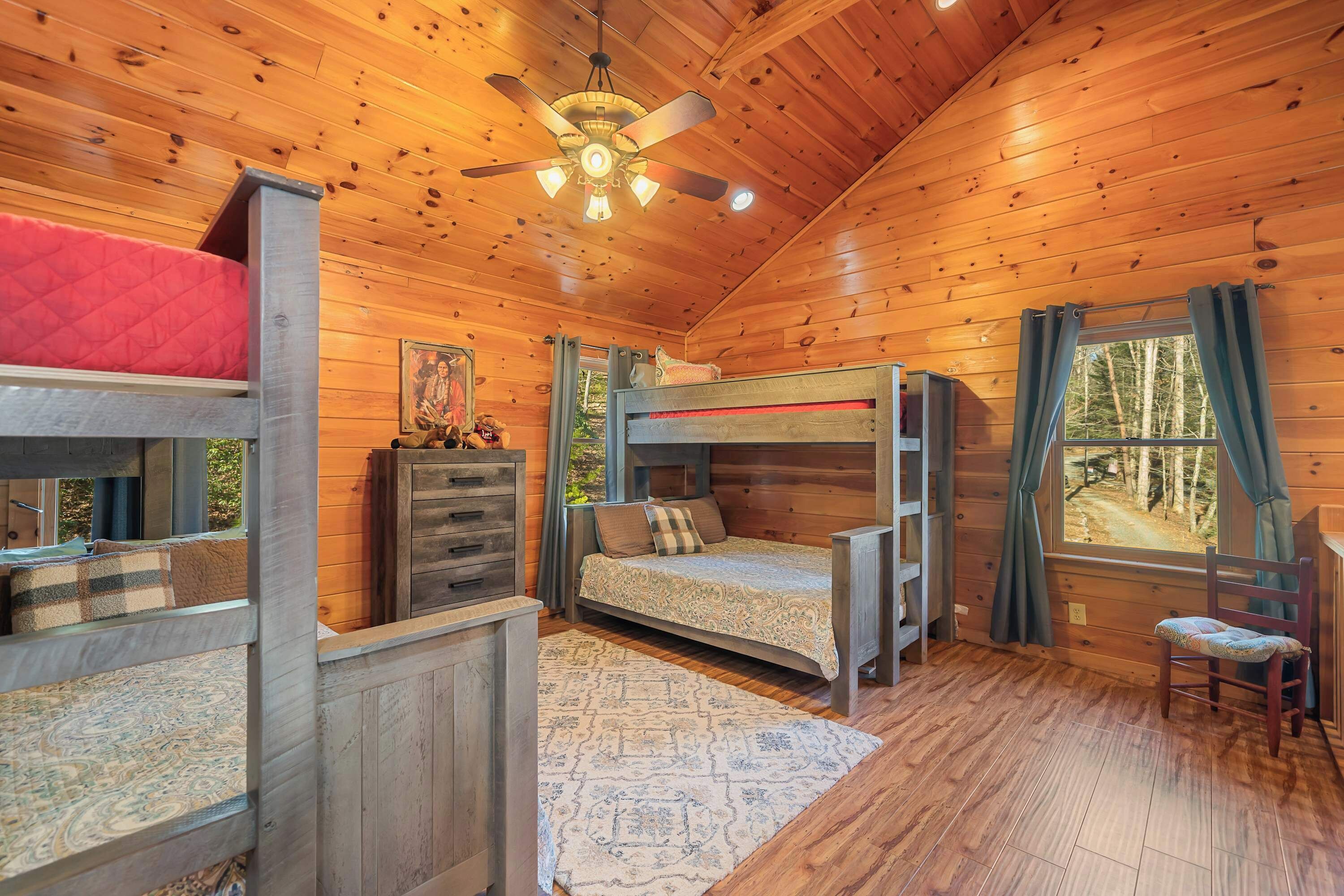 Cabin, nhiều giường, bồn tắm nước nóng, quang cảnh núi (Peace of Paradise) | 3 phòng ngủ, trang trí khác biệt 