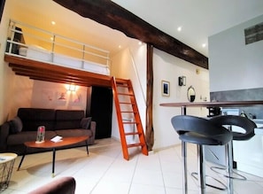 Classic Apartment, Garden View | Ruang tamu | TV 