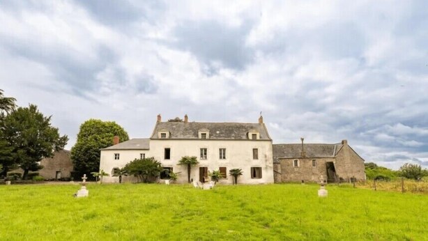 A large, two-story stone house with a symmetrical facade, a central entrance, and a well-maintained lawn in the foreground. - Manoir de l'Aisnerie (Saint-Herblain)